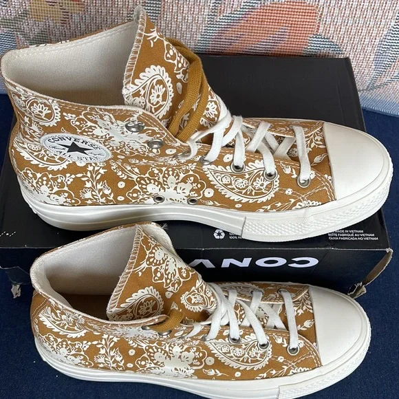 Converse WMNS 572541C
CTAS LIFT HI
WHEAT/EGRET/BLACK SNEAKERS - PLATFORMS - Picture 3 of 16